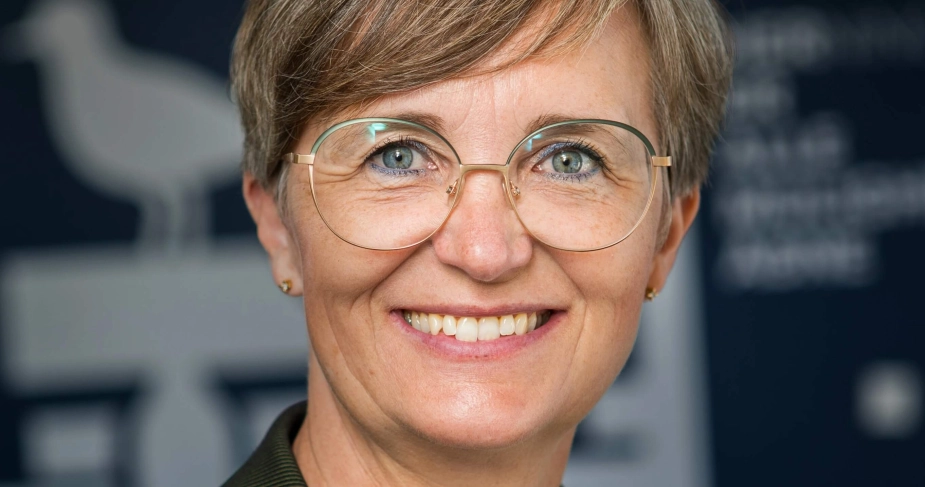 "Hvad haster mest i jeres kommuner? Hvor oplever I, at skoen trykker? Og hvilke politiske greb er nødvendige, hvis vi også om 10 og 20 år skal kunne tilbyde en ældrepleje med tryghed og nærvær?" spørger Dorte West, formand for KL’s Sundheds- og Ældreudvalg, i dette debatindlæg.