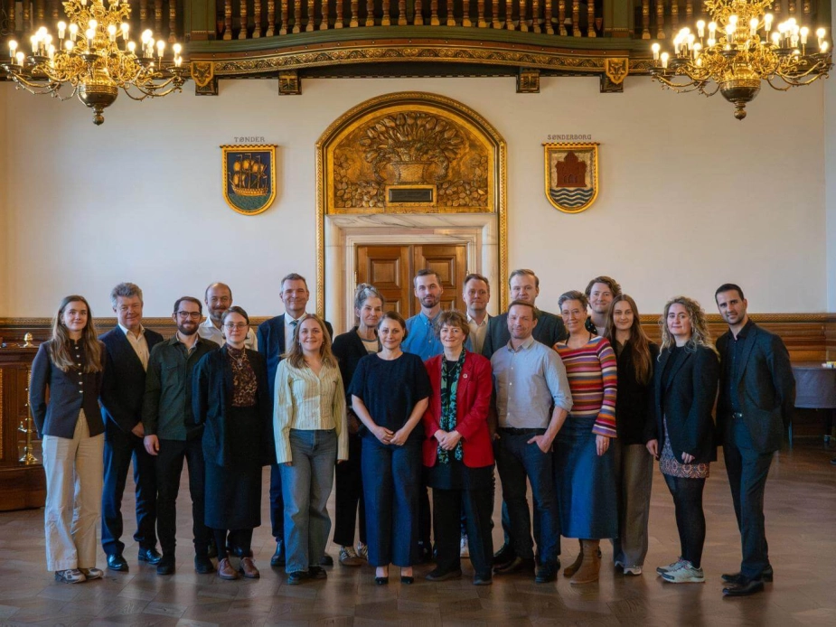 Repræsentanter fra aftalepartierne SF, Enhedslisten, Socialdemokratiet, De Konservative, De Radikale, Venstre, Liberal Alliance, Alternativet og DF.