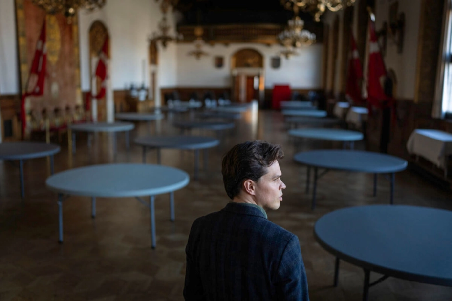 Emil Sloth Andersen fra Alternativet gjorde brug af standsningsretten og gjorde sig dermed upopulær blandt både politiske kolleger og forældre, der havde håbet på, at børne- og ungdomsudvalget onsdag kunne have afgjort, hvilke københavnske daginstitutioner der skal lukkes.