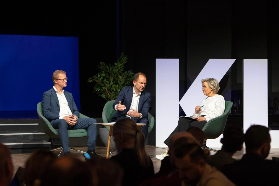 Minister for Grøn Trepart Jeppe Bruus og klima- og miljøudvalgsformand Johannes Lundsfryd Jensen svarer på spørgsmål ved KL's Klima- og Miljøtopmøde fredag.