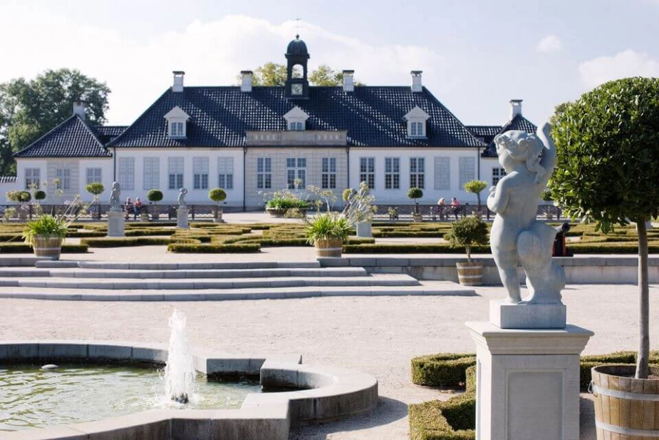 Kommunalbestyrelsen i Rudersdal har solgt kunsthallen Gl. Holtegaard til fond.