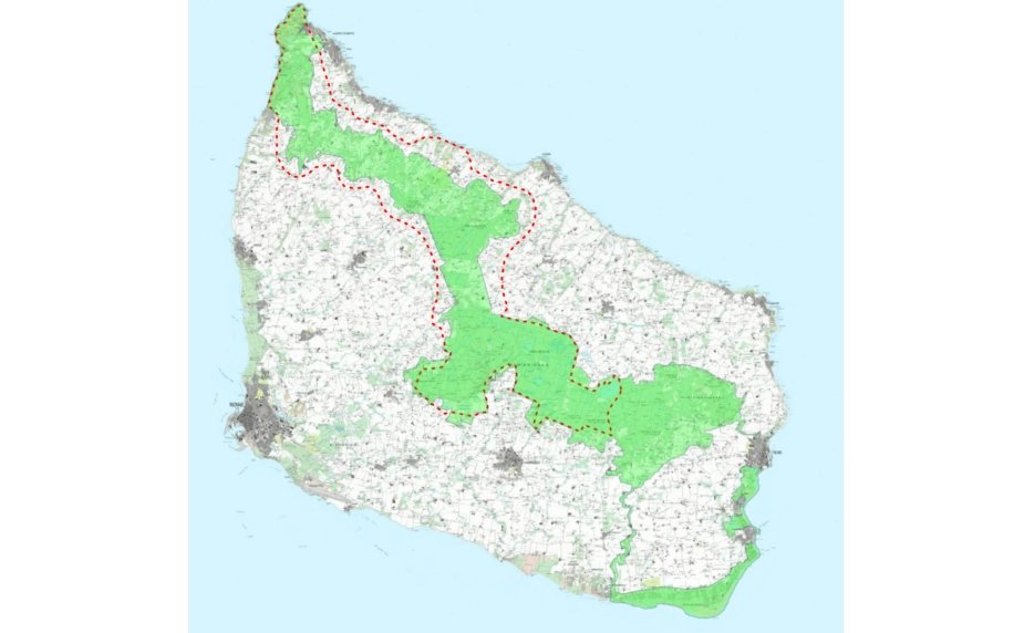 Den stiplede røde linje markerer udstrækningen af signaturprojektet "Det bornholmske højland", som den lokale trepart har udviklet med øje for fondenes interesse for at støtte større naturprojekter og biodiversitet. Med grønt har kommunen indtegnet arealerne, der indgår i naturvisionen "Den grønne bølge".