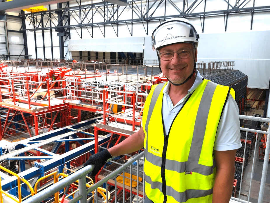 Lollands borgmester Holger Schou Rasmussen (S)  i en af de kæmpehaller, hvor der i dag produceres over 200 meter lange tunnelelementer til Femern-tunnelen. Borgmesteren håber, at der om få år skal produceres krigsskibe i en del af den store fabrik, som har direkte adgang til en stor havn.