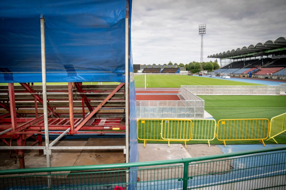 Hvidovre Stadion var udstyret med midlertidige tribuner, der var placeret på løbebanen langt fra fodboldbanen, mens Hvidovre IF spillede i Superligaen i sidste sæson. Selvom klubben rykkede ned, men er der ambitioner om at modernisere stadionet.