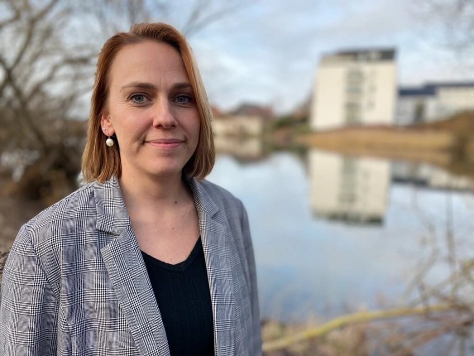 Lotte Hartmann Lenius, chef for Ældre og Forebyggelse i Assens Kommune fortæller, hvordan de har arbejdet med at få flere unge i arbejde på plejehjem. Nu står de unge i kø for at få et ungarbejde i kommunen.