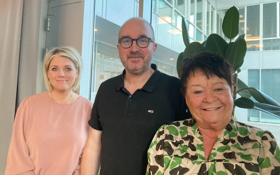 Sektorformand Tanja Nielsen (t.v.) fra FOA sammen med KL's direktør for bl.a. overenskomster Kristian Heunicke og forbundsformand Mona Striib fra FOA. Alle i KL-huset mandag eftermiddag, hvor overenskomstaftalen blev skrevet under.