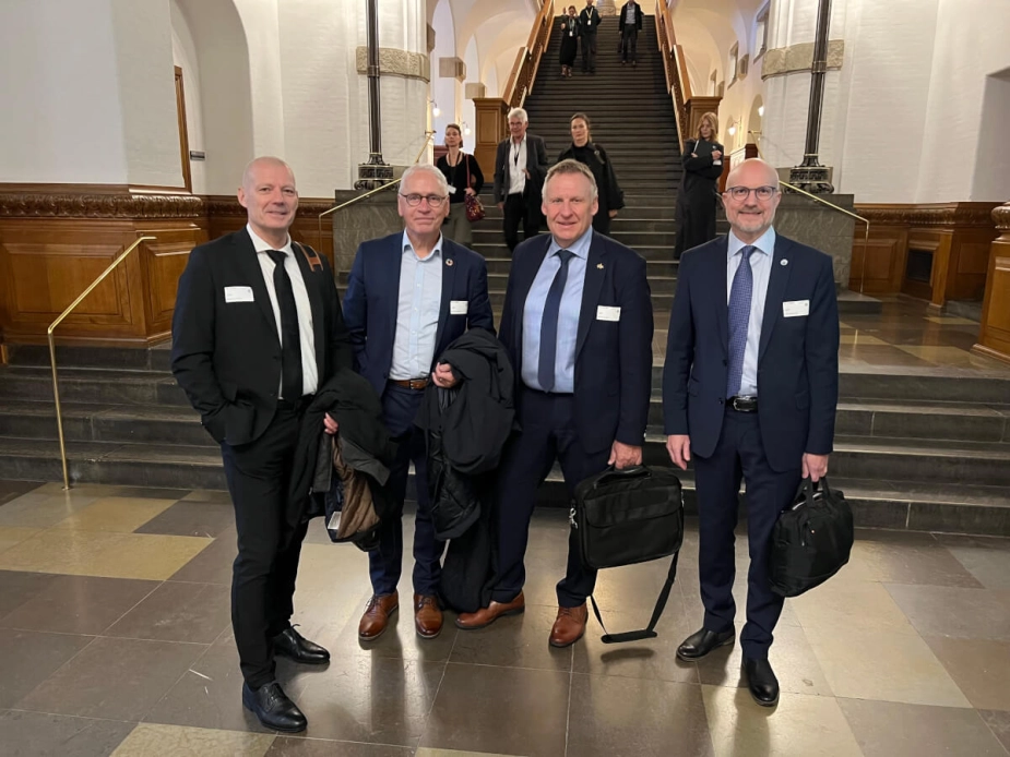 Det er fire borgmestre, der har sat gang i indenrigsudvalget på Christiansborg, som nu har taget initiativ til en høring. Her står de fire tilbage i november 2023 på vej ind til møde i udvalget i Folketinget: Ole Vind (t.v.) fra Hedensted, HC Østerby fra Holstebro, Lars Storgaard fra Favrskov og Jesper Greth (t.h.) fra Rebild.