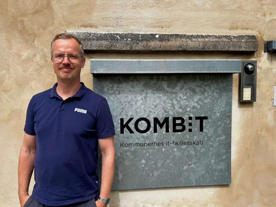 Bæredygtighedschef i Kombit, Frederik Beyer, har udviklet den nye AI-assistent, som fungerer som en slags bibliotekar for de kommunalt ansatte, som arbejder med klimatilpasningsplaner.