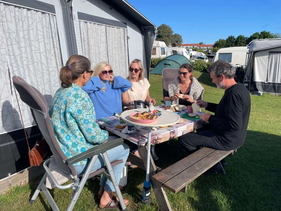 Politikere fra kommunalbestyrelsen i Gentofte var heldige, at Marie Brixtofte (V) har en fast aftale med Poul om lån af campingvogn. Fra venstre: Trine Dybkær (RV), Christina Wex (K), Marie Brixtofte (V), Patrizia Venturelli Christensen (LA) og Kasper Brenholt Bak (RV).