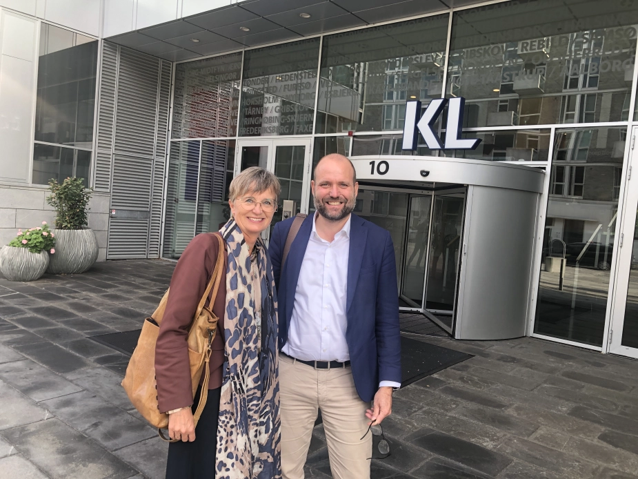 Borgmestrene Dorthe West og Thomas Gyldal Petersen på vej ind til borgmestermødet