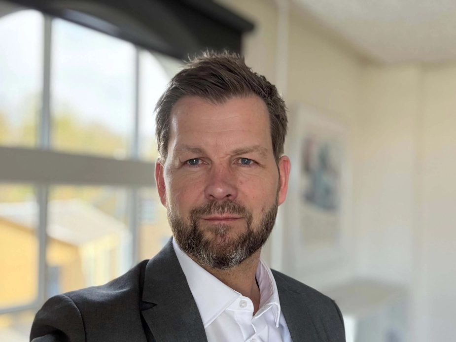 "Ældreloven bliver en milepæl. Hvis vi tager de nødvendige skridt. Det kræver mod til at stå i blæsten. Mod til at bryde med vanetænkning. Mod til at sige: Vi gør det anderledes – fordi vi skal. Det er forventningsafstemning i virkeligheden. Er vi klar til det?" spørger Michael Bjørn, direktør for Social og Sundhed i Assens Kommune, i dette debatindlæg.