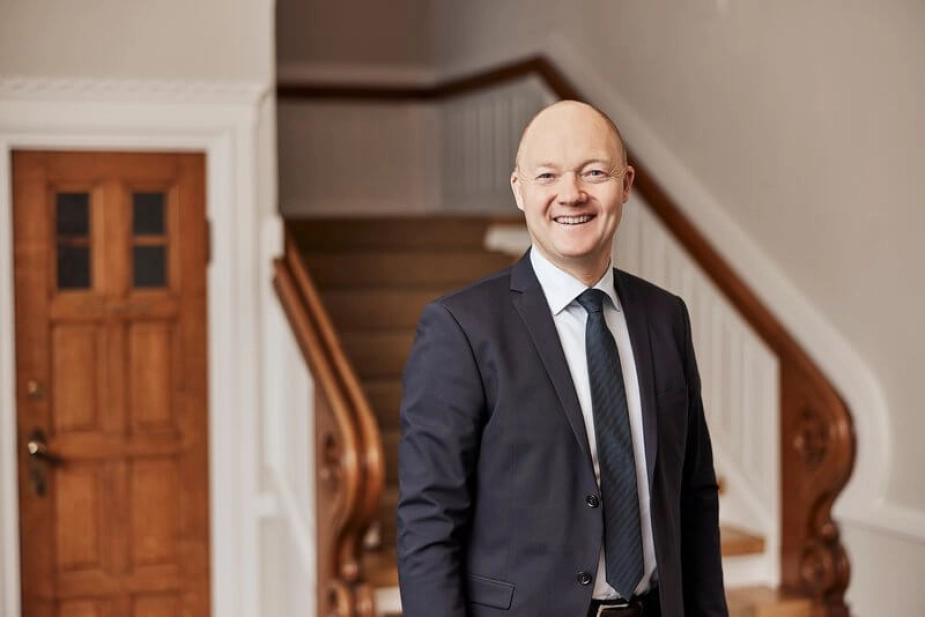 "Vi skal ikke have flere, der skal ud og rådgive os ude i kommunerne. Der synes jeg, at man i staten skal tage sin egen medicin og så sige, at hvis vi laver effektiviseringer og har en besparelse, så må der jo falde nogle stillinger væk i staten," siger Vejle-borgmester Jens Ejner Christensen (V).