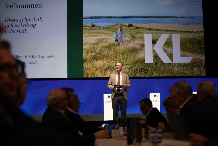 KL-udvalgsformand Johannes Lundfryd Jensen opfordrer regeringen til at holde fast i målet om en firdobling af el produktion på land fra vind og sol, for at byrådene ikke mister rygdækning til det lokale arbejde.