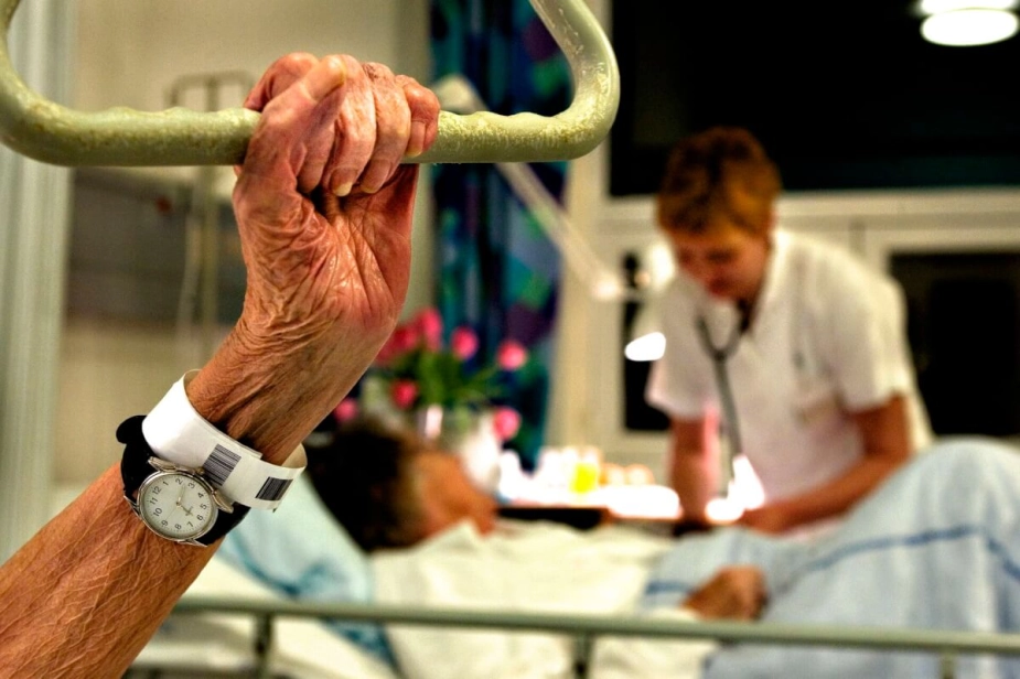 Vi har ifølge seniorforsker Ditte Høgsgaard en lang og historisk tradition for, at kommunikationen foregår fra sygehuset og ud. Det bliver en stor udfordring at få den til at gå begge veje, påpeger hun.