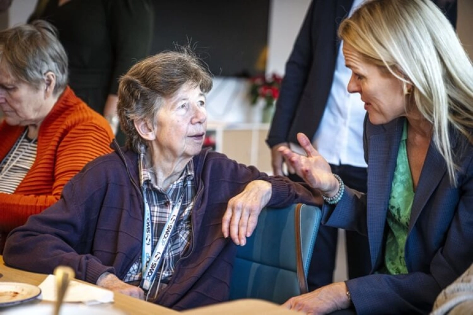 Ældreminister Mette Kierkgaard (M) besøger Møllehuset Plejehjem i De Gamles By på Nørrebro i januar.