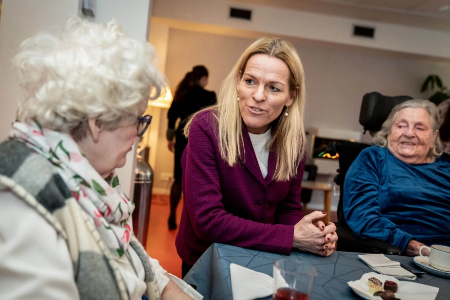 Ældreminister Mette Kierkgaard (M) forklarer, at døren altid er åben til Ældrelinjen i ældretilsynet.