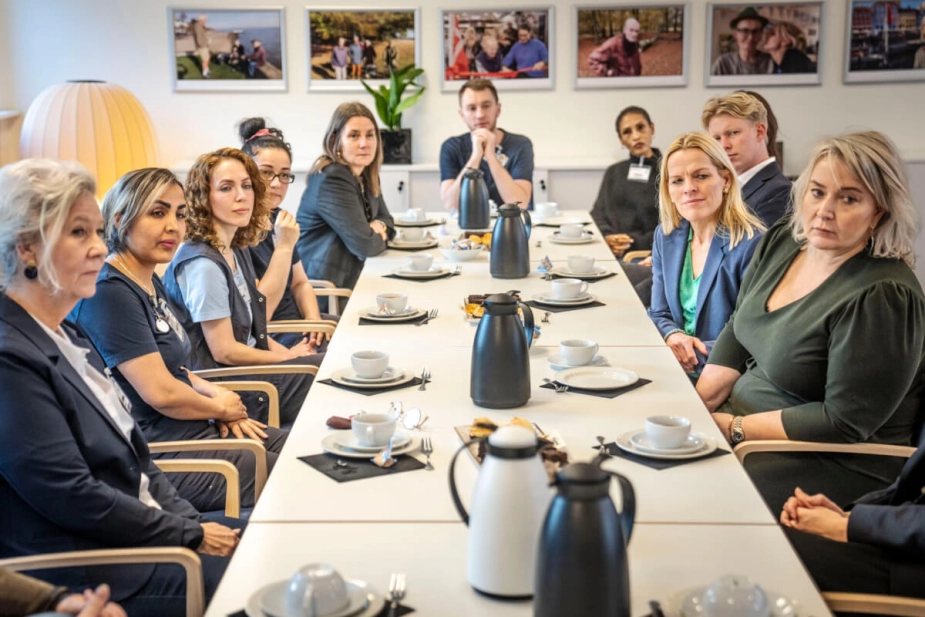 Aftalepartierne har slået sig op på, at der skal frigives tid fra bureaukratiske opgaver. Men det kan give udfordringer, lyder det fra en ældredirektør.