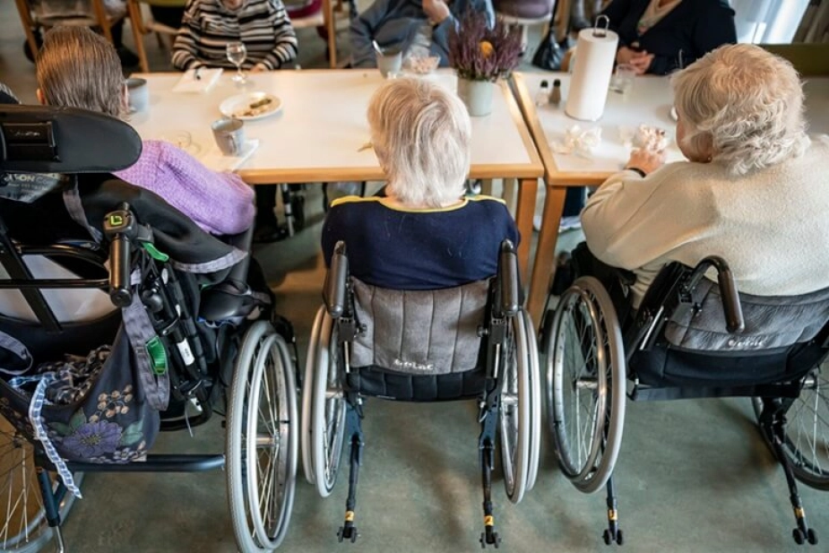 Kommunerne modtager i alt 376 millioner kroner til at styrke indsatsen for at indføre ordninger om faste teams i ældreplejen.