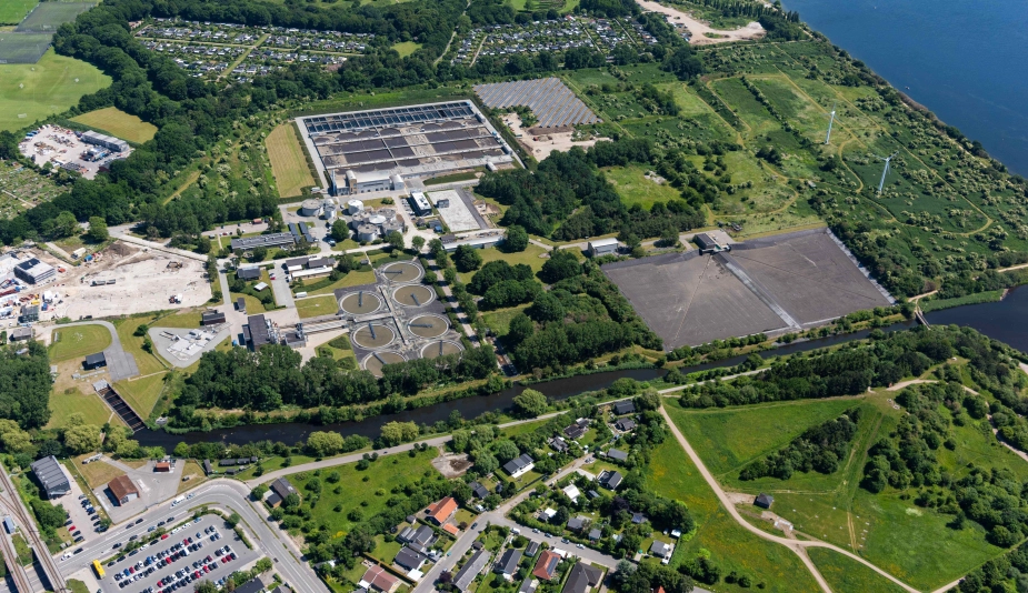 Renseanlæg Damhusåen ligger i Valby ud til den sydlige del af Københavns Havn. Harrestrup Å (nederst) grænser op til renseanlægget.