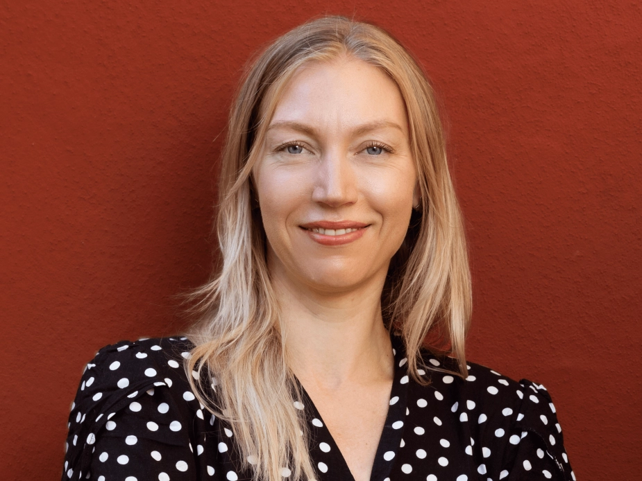 "Desværre falder interessen for uddannelsen nu igen, og derfor frygter vi, at der i fremtiden vil mangle socialrådgivere til at tage sig af vores samfunds mest udsatte børn, unge og voksne," siger Marie Vithen, næstforkvinde i Dansk Socialrådgiverforening