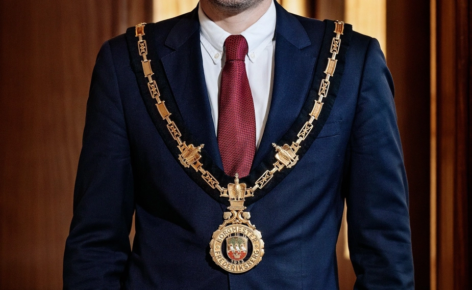 Fra næste år vil tre borgmestre få råd til en lidt større guldkæde.
