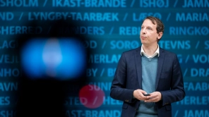 Professor til pressede politikere: Måske skal I lægge telefonen lidt væk