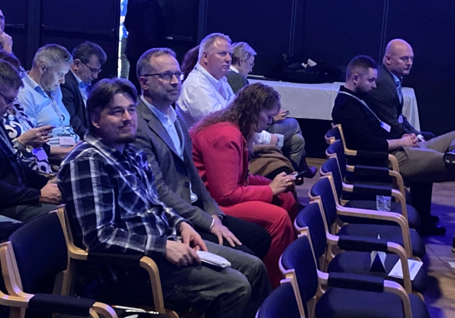 Viceborgmester Morten Riis (EL) og borgmester Jacob Trøst (K) følger debatten om kommunernes krav til økonomiaftalen under delegeretmødet. Delegationen fra Bornholm var meget tilfredse med, at de med deres medlemsforslag havde sat et aftryk på processen.