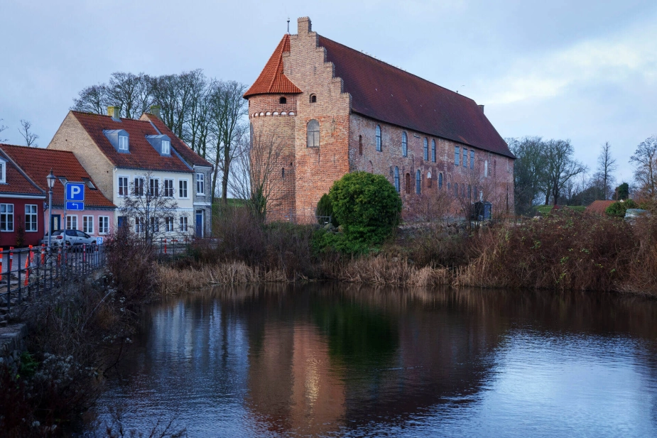 De ældste dele af Nyborg Slot dateres tilbage til før år 1200.