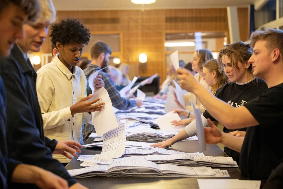 Gymnasieelever har hidtil været med til at fintælle stemmer ved kommunalvalget i Mariagerfjord Kommune på selve valgaftenen. Den endelige optælling i Hobro har typisk varet indtil mellem klokken fire og seks om morgenen, men med byrådets beslutning droppes den natlige fintælling.