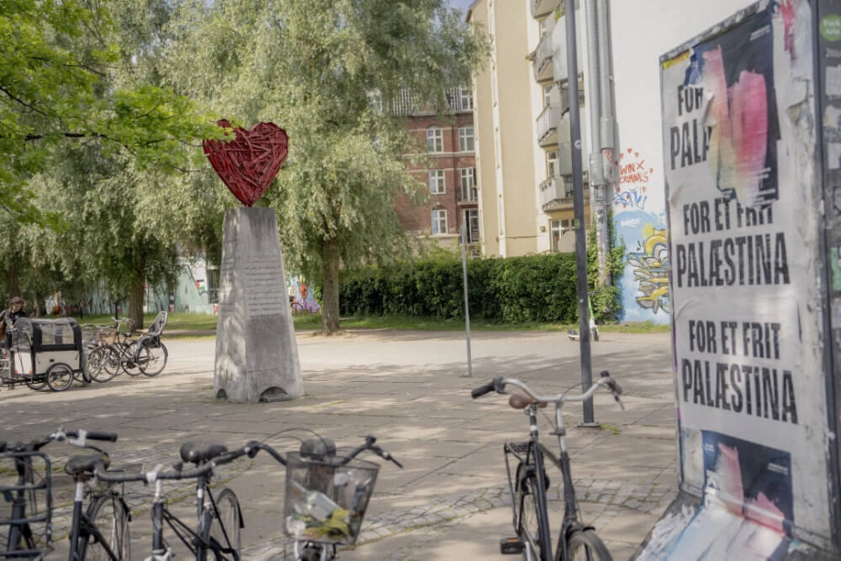 Pladsen ligger ved Nørrebrogade og Hillerødgade på Nørrebro.