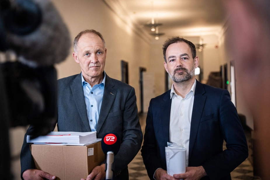 KL-formand Martin Damm tog i 2023 alt unødigt bureaukrati under armen i en papkasse til møde med finansministeren.