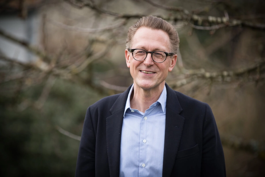Per Nikolaj Bukh, professor i økonomistyring på Aalborg Universitet, synes, det er svært at retfærdiggøre, at borgmestre skal modtage honorarer for bestyrelsesposter i kommunalt ejede selskaber.