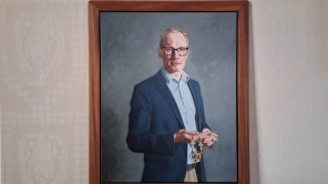 Portræt af skandaleramt borgmester afsløret uden reception