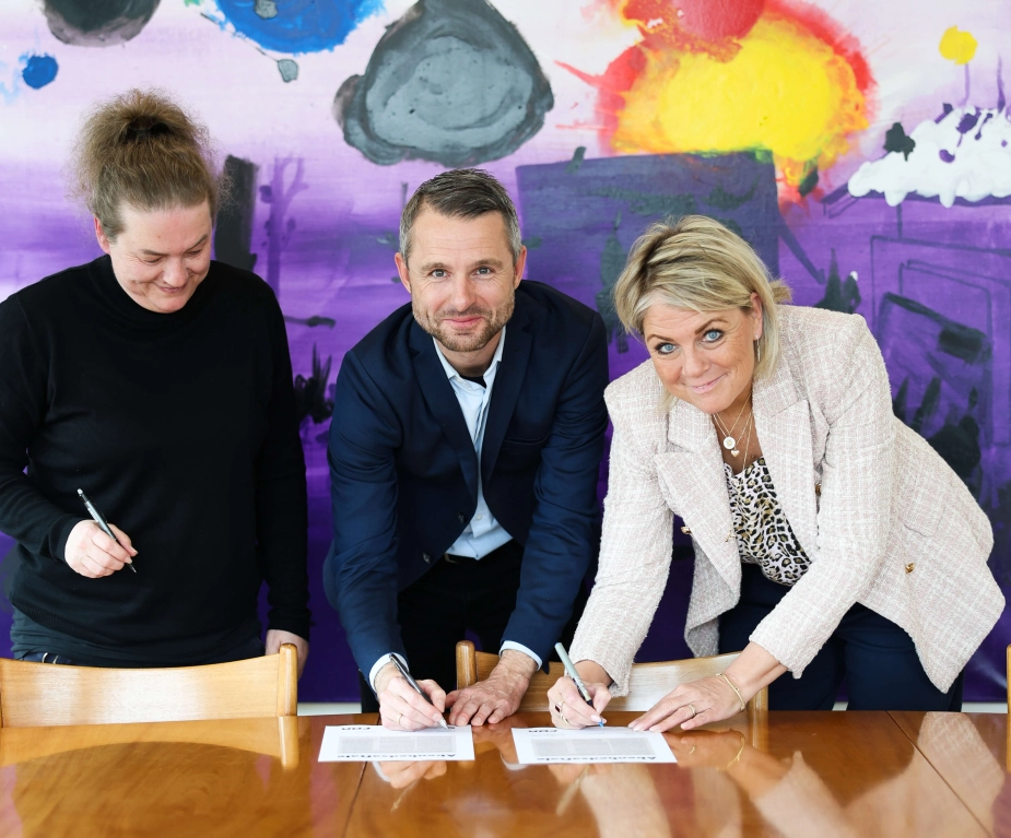 Parterne underskriver aftalen: tv. Jeanett Drasbæk (Sektorformand FOA Århus), Christian Budde (Rådmand for Sundhed og Omsorg), th. Tanja Nielsen (Sektorformand for FOA, Social- og Sundhedssektoren).