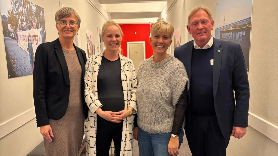 Herning-borgmester Dorte West (tv.) og Per Bach Laursen (th.) fra Vesthimmerlands Kommune mødtes blandt andre med SF-duoen Signe Munk og Theresa Berg Andersen under besøget på Christiansborg.