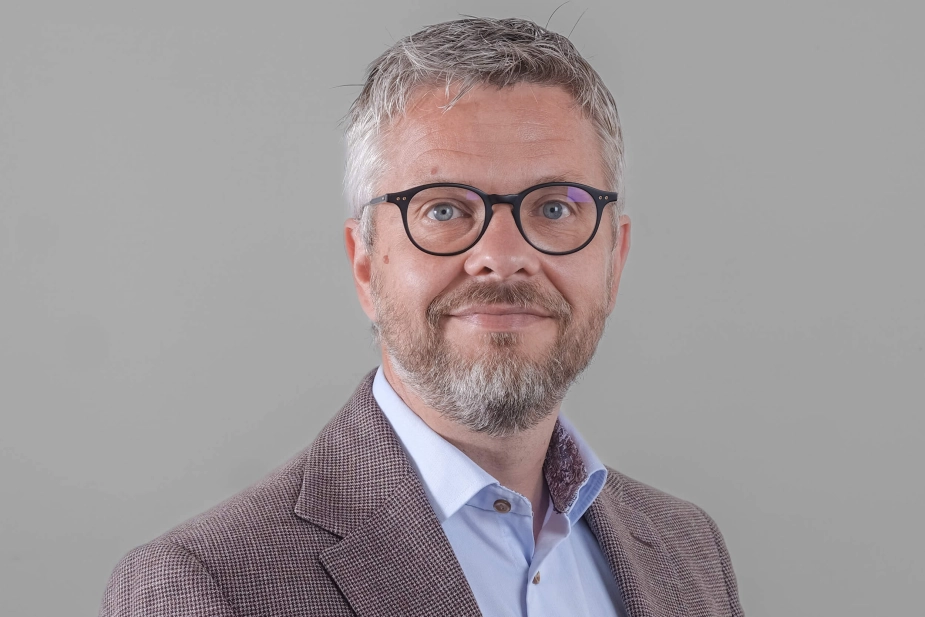 Lad os ikke skylle barnet ud med badevandet, men sikre fundamentet for kontinuiteten og det genkendelige, skriver Ulrik Johansen, direktør for Social og Sundhed i Favrskov Kommune.