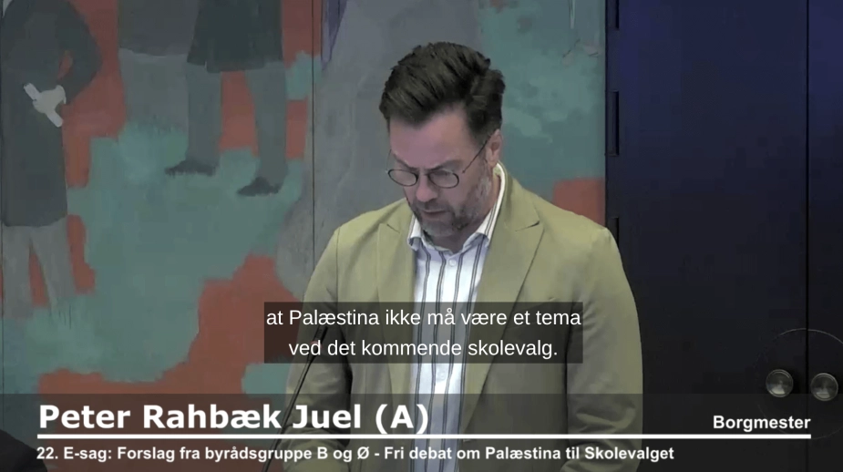 Peter Rahbæk Juel (S) læser punktet op.