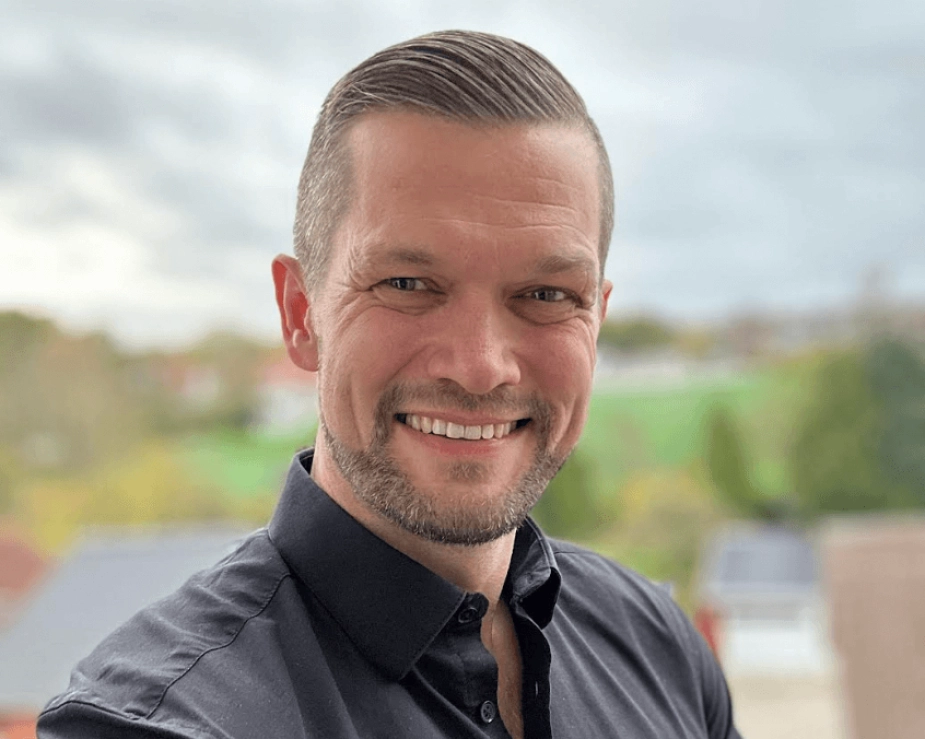 Troels van Dijk, centerchef for Beskæftigelse i Faxe Kommune, vil indføre en ny model med forløbskoordinatorer, så borgere med komplekse sager får én gennemgående myndighedssagsbehandler. Modellen skal mindske sagsbehandlerskift og sikre mere målrettede indsatser.