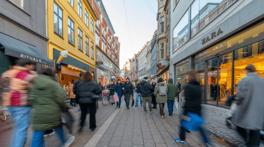 Seniorer og ikke-vestlige indvandrere har tilsammen stået for 74 procent af beskæftigelsesfremgangen siden 2019. Det viser en ny analyse fra Arbejderbevægelsens Erhvervsråd, der peger på, at den store efterspørgsel på arbejdskraft har åbnet døren for grupper, som ellers kan have svært ved at få fodfæste på arbejdsmarkedet.