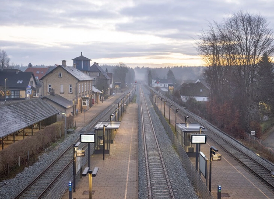 Der er mange følelser på spil mellem kommuner i Nordjylland, der alle ønsker at bevare togforbindelserne. Billedet her er fra Skørping Station.