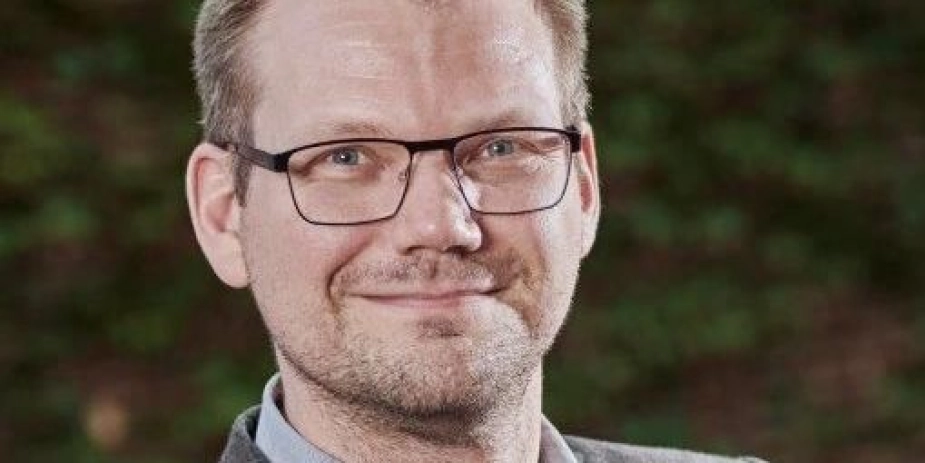 Søren Landkildehus, arbejdsmarkedschef i Holstebro Kommune, er nysgerrig på mulighederne i brug af AI - men han har også forbehold.