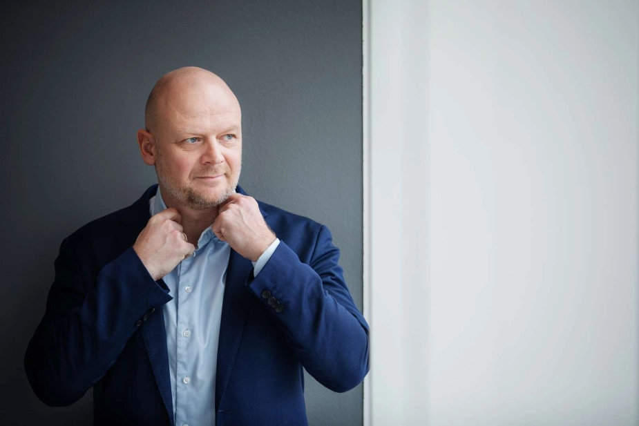 Søren Kryhlmand, tidligere departementschef i Beskæftigelsesministeriet, fremhæver i et interview, at samarbejdet med kommunerne er blevet mere dialogbaseret og mindre bureaukratisk.
