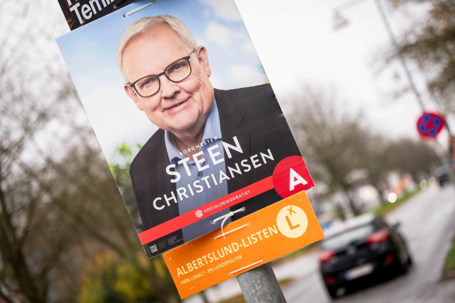 Steen Christiansen (S) endte med at give sin borgmesterpost til De Konservative efter SF og Enhedslisten ikke ville støtte ham trods rødt fletal i kommunen. Spørgsmålet er ikke alene om SF og Enhedslisten fortyder, at de på den måde har sat en konservativ i bogmsterstolen, men også om Steen Christiansen vil løbe fra en konstitueringsaftale.