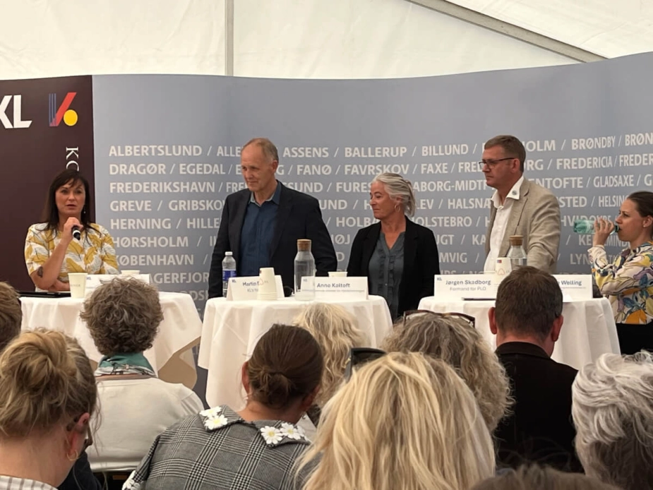 Debatten om fremtidens sundhedsvæsen med Sophie Løhde (V), tv., trak mange tilhørere til Kommunernes Telt. Hun blev af de øvrige paneldeltagere opfordret til at forbedre den nationale styring af sundhedsområdet.