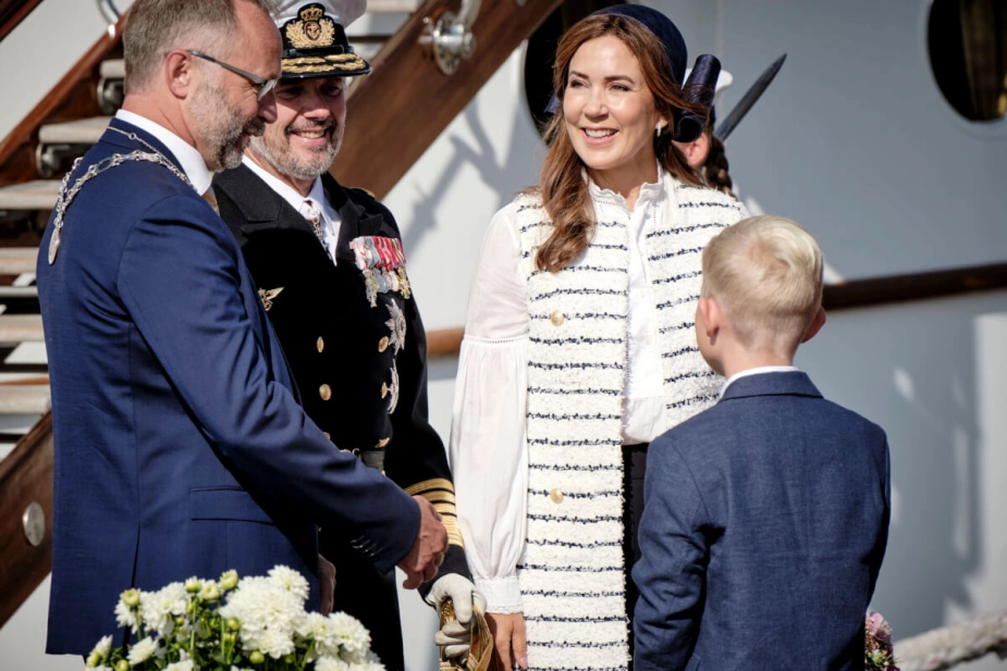 Jacob Trøst (tv.) tog i august imod kongeparret på Bornholm. Den seneste tid har borgmesteren haft travlt, og efter en belastningsreaktion i torsdags tager han en pause for at passe på sit helbred.