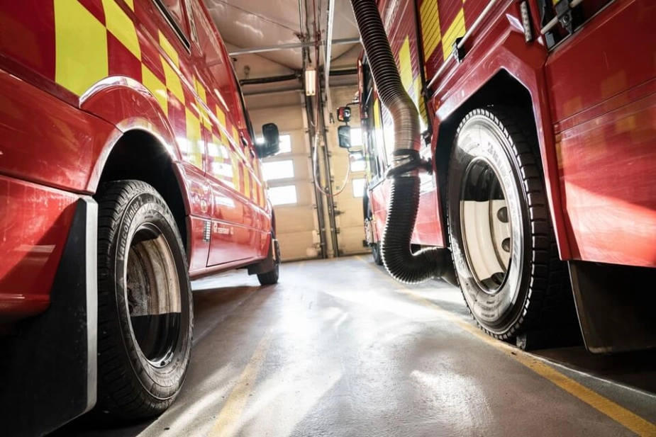 Når alarmen lyder skal brandbilerne kunne være afsted fra stationen. I dag er reglen, at brandvæsenet skal rykke ud i løbet af fem minutter, men i 29 kommuner mislykkedes det ved mindst 30 procent af udrykningerne.