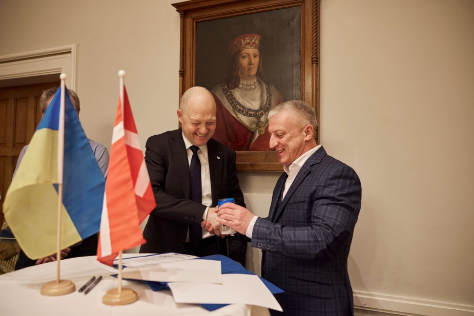 Borgmester i Vejle Kommune, Jens Ejner Christensen, og borgmester i Pervomajsk, Oleh Demchenko, underskriver samarbejdserklæring i byrådssalen på Vejle Rådhus.
