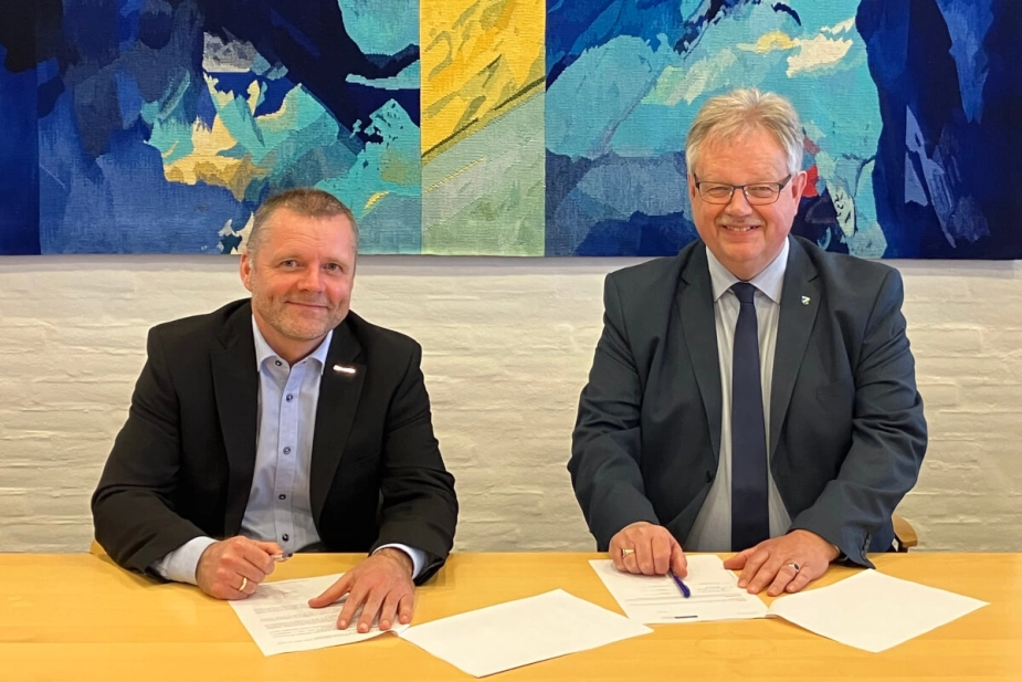 Borgmester Mogens Christen Gade (th.) og
områdedirektør i Danske Bank Jesper Lehmann satte tirsdag deres underskrifter på aftalen, der i første omgang løber i fire år.