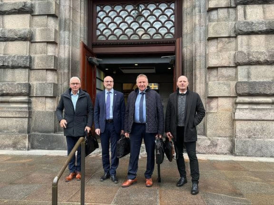 Borgmestrene HC. Østerby (S) fra Holstebro, Jesper Greth (V) i Rebild, Lars Storgaard (K) fra Favrskov og Ole Vind (V) fra Hedensted på vej ind på Christiansborg til foretræde i indenrigsudvalget arrangeret af Theresa Berg Andersen (SF).