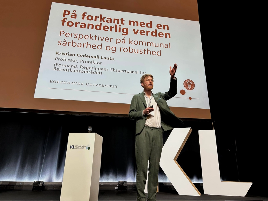 "En af de stærkeste kapaciteter for en kommune, uanset hvordan man skal arbejde med det, kommer til at blive evnen til faktisk at forandres," siger professor Kristian Cedervall Laura fra scenen på KL's Klima og Miljø Topmøde i dag.